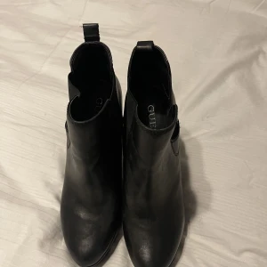 Guess skor  - Helt oanvända Guess skor. Dem är köpte för 2200kr men säljer för endast 400kr. Klackhöjden är 9cm