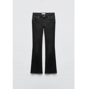 zara lowwaist bootcut jeans - säljer mina lågmidjade jeans från zara! aldrig använda men var för snabb med att ta bort lapparna. långa i benen!! skriv för egna bilder👼🏼