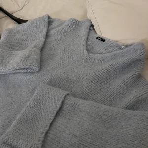Blå stickad tröja - Såsåsåå fin stickad tröja i en fin blå färg💙💙från Ginatricot, storlek xxs. Jag är xs-s och på mig sitter den oversize! Skriv för fler bilder