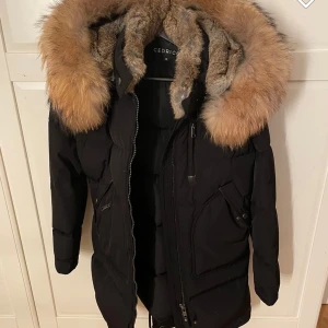 Cedrico  - Hjälper min tjejkompis att sälja hennes fina jacka, den är oanvänd och i strl S. Pris kan diskuteras. 💙