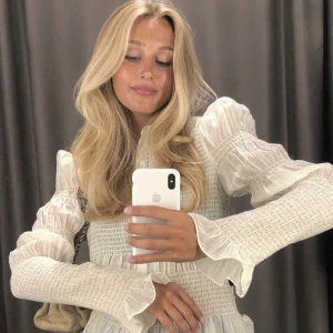 & other stories topp - En jättefin blus från & other stories som på bilden! Den jag säljer är exakt samma fast i svart❤️storlek 34 (xs/s) använd en gång!!