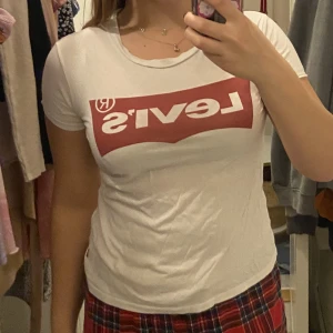 Vit Levis T-shirt storlek XS - Äkta Levis 