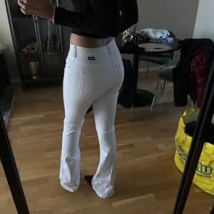 In princip helt nya och aldrig använda vita Dr.Denim bootcut jeans , suuuuper sköna och stretchiga 🥂storlek S/32 men passar mej som är en 36 annars och 170 lång 