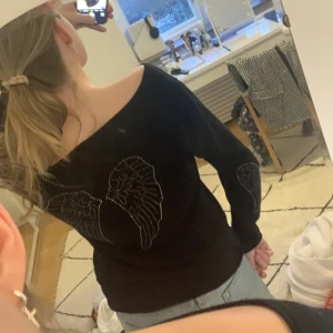 Snygg tröja - Så fin tröja i en kashmir blandning! Såå skön och snygg😍med coola detaljer på rygg och armar