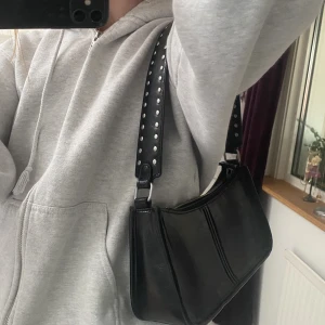 Baguetteväska  - Säljer en jätte fin axelremsväska köpt från brandy melville förra sommaren för 32€❤️ äger för många väskor där av rensning! 😊 För fler frågor, mått eller bilder är det bara att höra av sig! (Tryck inte på köp nu😊) köpare står för frakt ❤️