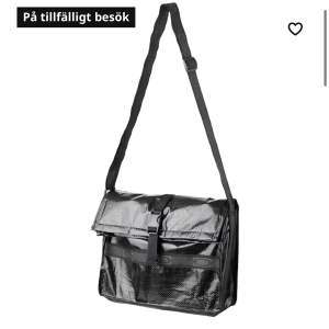 Väska från samarbetet mellan Ikea och Swedish House Mafia. Såldes i begränsad upplaga. Rymlig axelbandsväska lämplig för dator m.m. Aldrig använd. Köparen betalar frakt på 67kr.