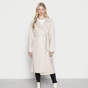 Kappa  - beige kappa från Nly trend! 💕 storlek 34, passar mig bra som brukar ha 36/S! 