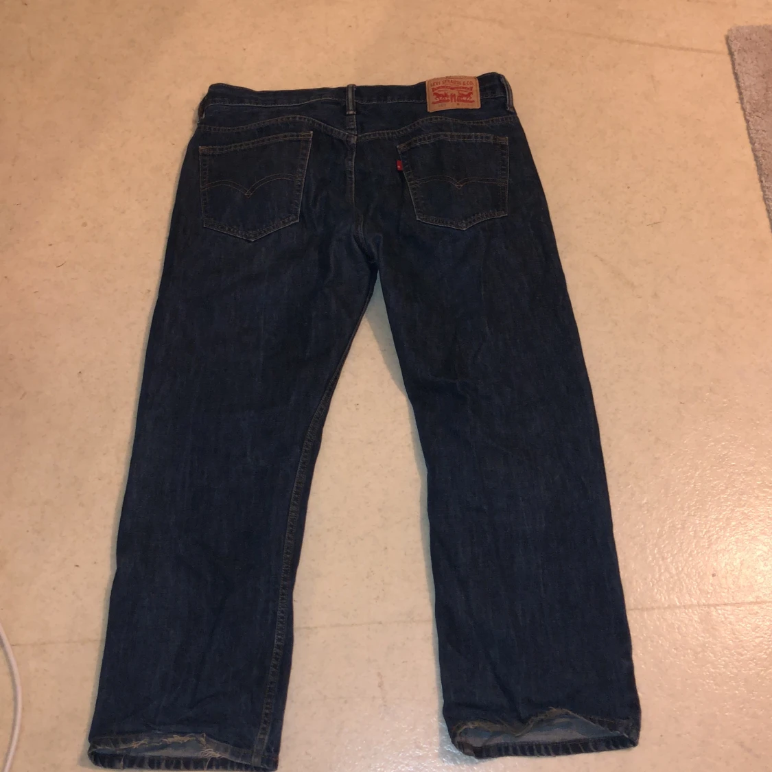 Mörkblåa Levis jeans - 90