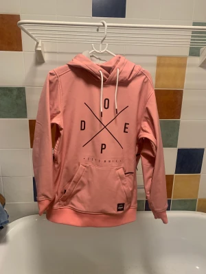 Dope jacka  - Rosa Dope jacka i storlek xs. Skulle passa S också om man vill ha den oversised som den ska vara. Jag som har M kan ha den men då blir den tajt som en ”vanlig” jacka. Endast använd ett fåtal gånger. 