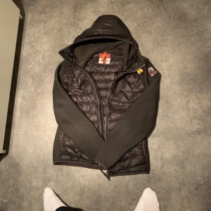 Parajumper storlek M (SOM NY) - Storlek Medium passar även Storlek Small