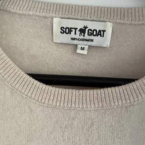 Säljer min fina kashmir tröja från soft goat pga att den inte kom till användning💕om flera blir intresserade blir det budgivning. Köp direkt för 800kr