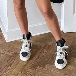 Zadig Voltaire skor  - Snygga höga sneakers från Zadig & Voltaire som köptes i våras. Kommer till ett par snören man kan byta till vid intresse! Kom gärna privat för fler bilder. 