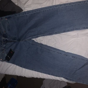 Levi’s jeans - Säljer ett par helt nya Levi’s jeans, dem är oanvända och tag sitter fortfarande på. Storlek: W33 L32. Dem sitter ganska baggy. Nypris 1100kr 