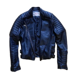 Svart skinnjacka - Moto Jacket Black från Chiquelle strl 38. Säljer min otroligt fina jacka som passar perfekt till hösten/våren. Den är något liten i ärmarna, rekommenderar till någon som är i strl 36🫶 Nypris 799kr, säljer för 250 + frakt.