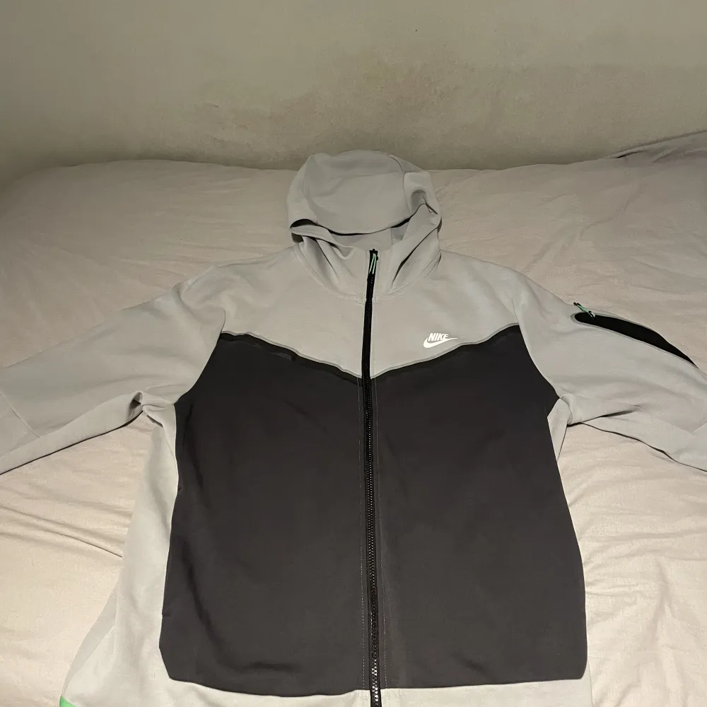 NYSKICK. Använd max 2 gånger. Köpte ena från jdsports och den andra delen från nikes officiela sida. Säljes pågrund av att den sitter som en kjol på mig. Gröna zippers med grått och svart.. Neuletakit & Villapaidat.