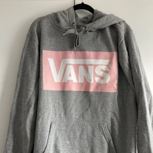 VANS hoodie - Äkta Vans hoodie, inköpt för några år sedan! Varm och skön perfekt på höst och vinter! Köpare står för frakt, kan skicka fler bilder