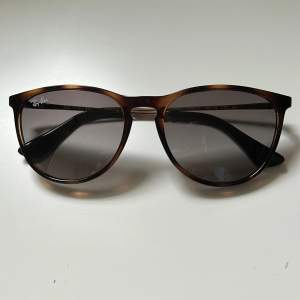 Ett par sjukt snygga basic solglasögon från ray ban. Köpte förra året men har använt ca 5 gånger. Nytt skick och inte en repa. 