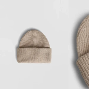 Beige mössa! - En fin beige mössa som är ifrån Gina tricot, den köptes förra vintern men är fortfarande i bra skick. Säljer för 120kr inkl frakt! Pris kan diskuteras!💕