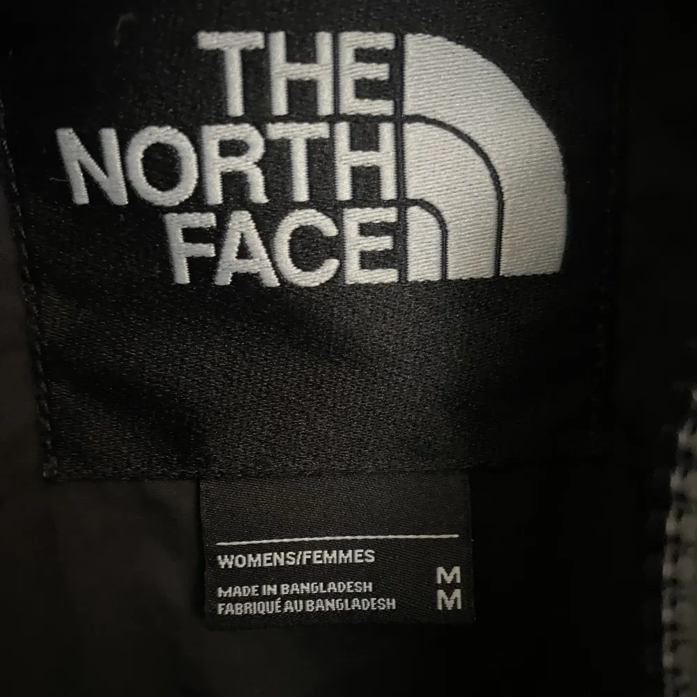 En the north face jacka i mycket fint skick! Den är tidigare köpt på plick och jag själv använt den 1 vinter. Men det finns inga slitage som jag kan se, utan den är i väldigt bra skick. Det är storlek M, men passar S också!💕. Jackor.