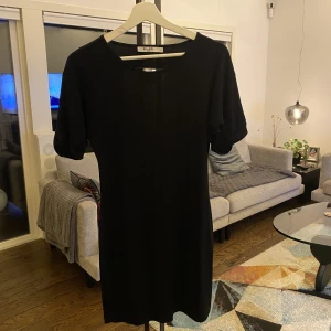 Klänning med öppen rygg - En klänning från NA-KD som jag köpte för ung 1,5 år sen. Säljer då den nästan är för kort för mig som är 178cm lång! Använd ett fåtal gånger  Köpare står för frakt