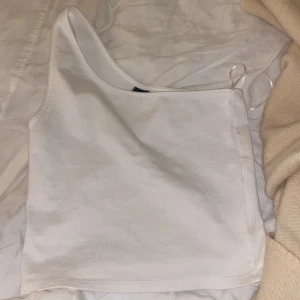 Topp - Säljer denna toppen från ginatricot