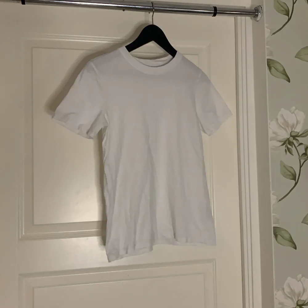 Vanlig basic vit  t-shirt från H&M . T-shirts.