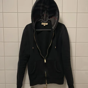 Burberry tröje luv mönster  - Burberry luvtröja med mönster i luvan riktigt fin färg som inte görs längre 8/10 skick köpt i våras andvänd 5-10 gånger nu pris 3500 men inga hål eller fläckar pris kan diskuteras vid snabb och smidig affär