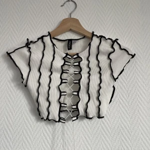 Crop top  - Magtröja med snörning där framme som man själv justera hur man vill ha den 