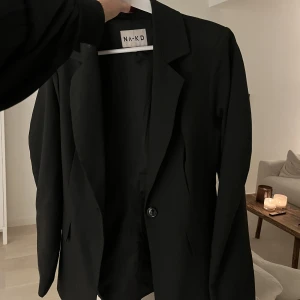 Svart kavaj från NAKD - Svart kavaj med lite puffärm på axlarna viket gör den lite festligare! Nypris var 600kr. 