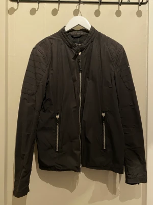 Svart jacka från Replay - Storlek S Herr, använd men i fint skick. Två sidofickor och en innerficka