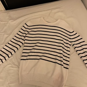 Randig tröja - Suuperfin och trendig tjocktröja i jättebra material☺️ storlek L men varierar beroende på hur man vill att den ska sitta. Hör av er vid frågor😀