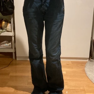 Gul&blå jeans - Unika gul&blå jeans. Märket finns inte längre så dem är ganska eftertraktade(: dem har en cool detalj på knäna och även en fin mörkblå färg. Passar perfekt på mig som har 80 i midjan men passar även större. Kom privat för mått! BUDA GÄRNA<33