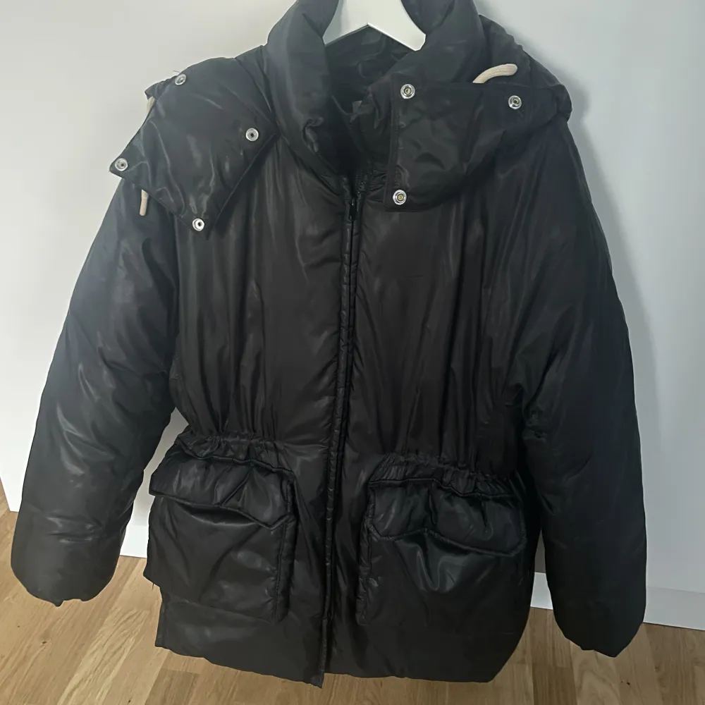 Weekday: ”Martine Puffer Jacket”   Superfin o skön vinterjacka i strl M.  Använd men i gott skick. Resorband i midjan man kan välja att dra åt.  Pris kan diskuteras🥰  . Jackor.