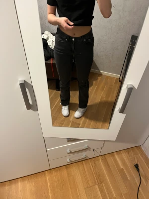 Twig low Rise jeans - Skitsnygga svarta jeans från weekday. Har använt de fåtal gånger då jag tycker de är för korta på mig.