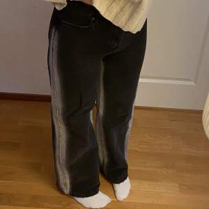 Ett par svarta raka jeans med detalj på sidan o inre lår från bershka, fräscht skick knappt använda, strl 38