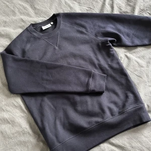 carhartt tröja - helt oanvänd mörkblå carhartt crewneck