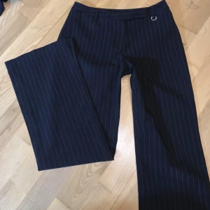 Lågmidjade Linjerade flare byxor  - Säljer dessa svarta flare linjerade byxorna från Dorothy Perkins, då de är för korta för mig. Byxorna är i nyskick och hade passat någon som är runt 160cm. 💕