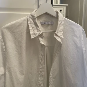 Vit skjorta  - Vit skjorta storlek s-m.
