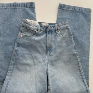 Helt oanvända jeans i perfekt skick. Jag ville inte ha de för har redan ett exakt likadant par hemma💕skriv för mera info!!!   Original pris 900kr!!💕