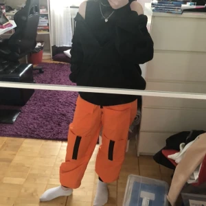 Oranga byxor - Orange byxor i storleken s. Endast använd en gång. Bra skick men lite tunna. Du betalar för shipping