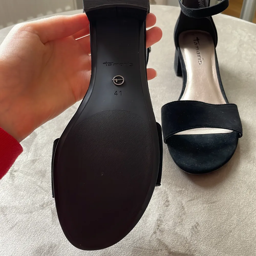 Säljer dessa fina svarta sandaler med låg klack i strl 41! De är i superbra skick och använda en gång på en skolavslutning. Nypris: 650kr🤍. Skor.
