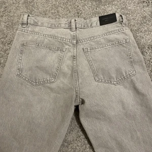 jeans - helt nya, oanvända, lågmidjade jeans. De är från gina och inte använda pga att det inte riktigt är min stil. ny pris 500kr