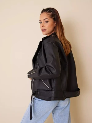 Skinnjacka  - En knappt använd skinnjacka från Nelly. Säljer den då jag inte använder den. Vid intresse kan jag skicka bilder på den.