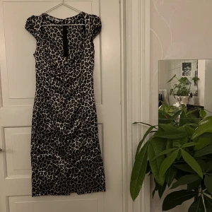 Leopardmönstrad klänning🤍 - Leopardmönstrad klänning. Storlek 38 men skulle säga att det mer är 36 eller 34. Aldrig använd. Kan mötas i Göteborg eller skicka, köparen står för frakt 