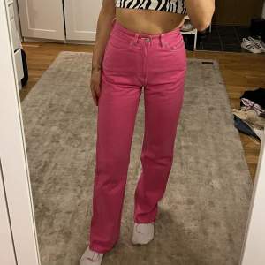 Säljer de här jättefina rosa jeansen från Weekday i modellen Rowe, som tyvärr är lite för små för mig. W24 L32. Skriv för fler bilder!💌🌸