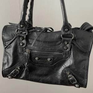 Balenciaga liknande väska i en svart färg! Använd seriöst 2 gånger.   Perfekt väska till skolan, då den är väldigt rymlig! 
