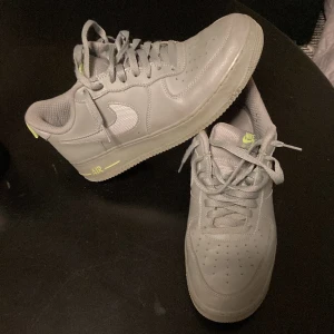 JD Nike air force 1 - Säljer mina airforce eftersom jag knte använder de längre. Storleken är 44. De är i hyfsat bra skick 6-7/, men har ett litet håll i ena hällen ( se sista bilden)