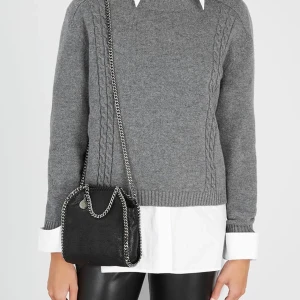 Stella McCartney väska - Säljer nu min älskade älskade Stella McCartney väska som jag haft i 2 år ungefär. Den är i en unik färg, därav priset! Väska är perfekt i storlek och rymmer de som behöver. Väskan är i bra skick förutom en fläck, skriv för bilder!! Dustbag+box+tag