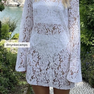 Spetsklänning - Vit spetsklänning från Josefine HJ:s kollektion med NAKD! Perfekt till studenten eller sommaren🥰 Helt ny med lappen kvar! Så fin men säljer pga valde en annan till studenten. Köpt för 549kr