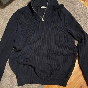 Mörkblå half zip från Zara